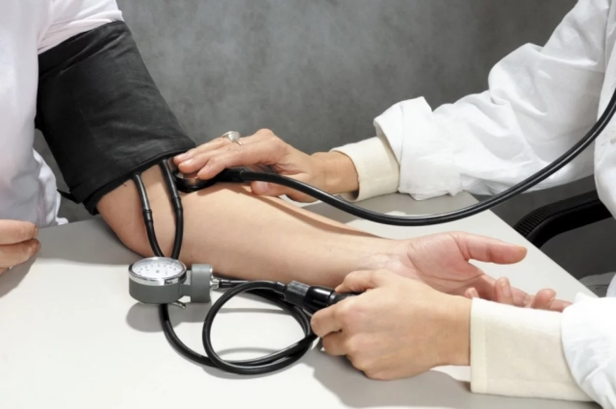 Persona en un parque disfrutando de una caminata al aire libre